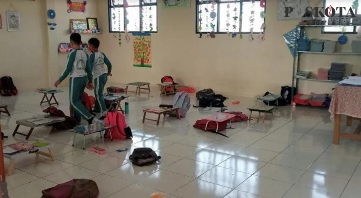 Salah satu kelas yang tak memiliki kursi dan meja belajar di SDN 05 Mekarsari. (Foto: Ihsan Fahmi).