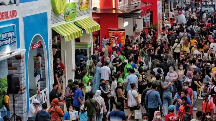 Foto: Warga memadati area Jakarta Fair 2022 lalu. (Poskota/Ahmad Tri Hawaari)