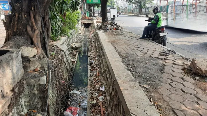 Lokasi ditemukan jasad korban di selokan dekat stasiun Bekasi, Jalan Ir H Juanda, Maragahayu, Bekasi Selatan. (Dok PoskotaIhsan).