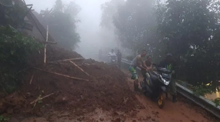 Lonsor melanda Desa Pabangbon, Leuwiliang, Boggorr. (foto: ist)