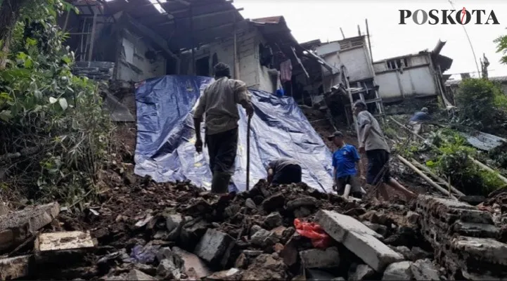 usibah longsor dialami Dede warga Desa Sukamahi, Kecamatan Megamendung, Kabupaten Bogor.  (Foto: Billy)