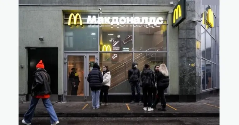 Restoran Donald's di Moskow, jaringan ini memiliki 847 gerai di Rusia ( Foto: Anadolu Agency via Getty Images)