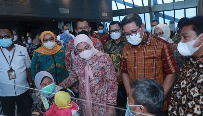 Menteri Ketenagakerjaan RI Ida Fauziyah, Direktur Pengembangan Investasi BPJAMSOSTEK Edwin Ridwan, CFA, FRM serta Direktur Utama BTN Haru Koesmahargyo menyaksikan akad kredit KPR massal.(Ist)