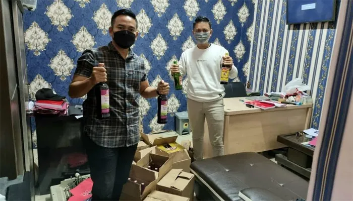 Kasat Reskrim Polres Lebak AKP Indik Rusmono mengamankan ratusan botol miras (ist)