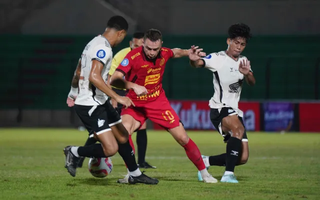 Potret pemain Persija Jakarta, Maciej Gajos saat sedang berusaha melewati lawan. (Dok. Persija)