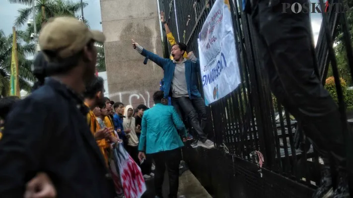 Ilustrasi demo massa di depan gedung DPR/ MPR RI. (Poskota)