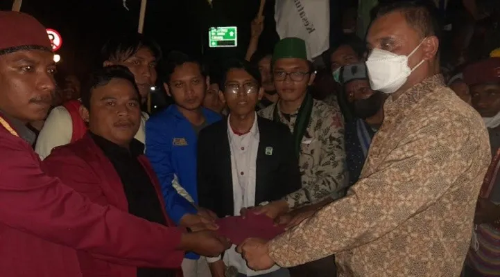 Mahasiswa Cipayung Plus menyerahkan surat tuntutan pada perwakilan Istana Bogor.