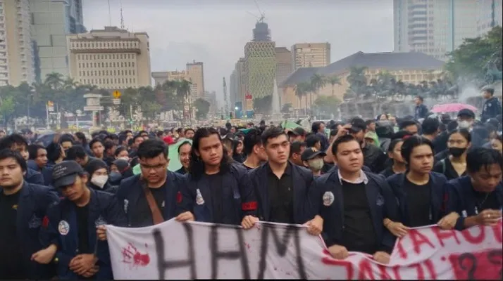 Mahasiswa Trisakti memadati kawasan Patung Kuda Arjuna Wiwaha, Jakarta Pusat untuk memperingati 24 tahun reformasi. (Foto: Poskota/Andi Adam )