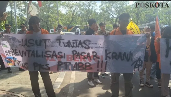 Mahasiswa saat demontrasi di depan Pemkot Bekasi menuntut kejelasan revitalisasi pasar Kranji, Bekasi. (Poskota/ Ihsan).