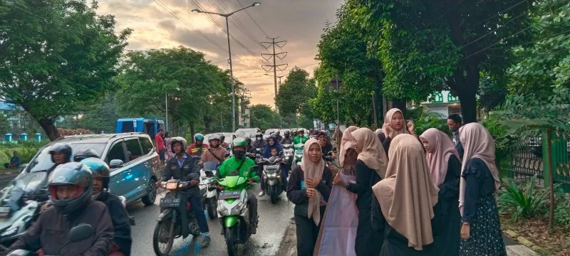 Mahasiswan Unisma Bekasi bagi bagi takjil ke pengguna di Jalan Cut Meutia, Bekasi Timur. (Ihsan).