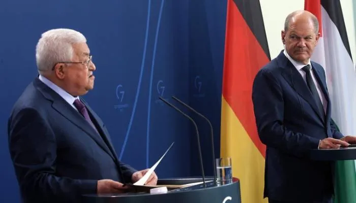 Pemimpin Otoritas Palestina Mahmoud Abbas dan Kanselir Jerman Olaf Scholz pada konferensi pers di Berlin pada 16 Agustus 2022.