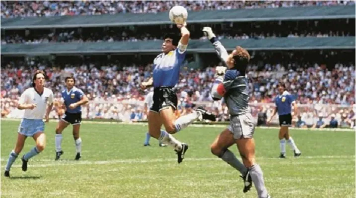 Kostum yang dikenakan Diego Maradona saat aksi mencetak gol 'tangan Tuhan' pada Piala Dunia 1986, belakangan dilelang dengan harga selangit. (foto: ist)