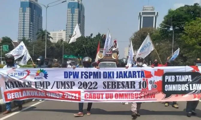 Ternyata sepanjang tahun 2021, UU Ciptaker paling kontraversi dan menghebohkan yang mendapatkan penolakan salah satunya dengan aksi demo buruh. (Foto/rizal)