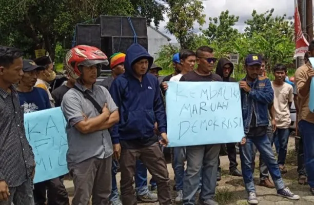 Masyarakat saat demonstrasi meminta Bawaslu Kota Serang usut tuntas dugaan penggelmbungan suara di 7 TPS Kemanisan (foto Bilal)