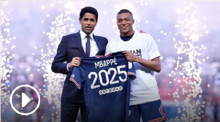 Deal, Kylian Mbappe tampil bersama pemilik Klub Nasser AL-Khelaifi, mengumumkan kontrak baru di PSG hingga 2025. (foto: Sky Sports)