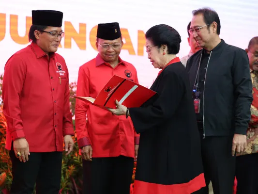 Ketua Umum PDIP Megawati Soekarnoputri memberikan rekomendasi kepada calon kepala daerah. (dok. DPR)