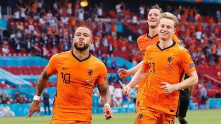 Penyerang Timnas Belanda, Memphis Depay mendapat pujian sang pelatih Frank de Boer usai mencetak gol pembuka lawan Denmark di lanjutan Grup C Euro 2020. (foto: twitter/@memphis)