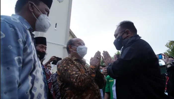 Menteri Agama Yaqut Cholil Qoumas saat kunjungi Gereja Katedral Makassar, Senin sore. (ist)