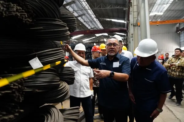 Foto : Menteri Perdagangan RI saat memusnahkan baja ilegal yang tidak memenuhi syarat SNI. (Ist.)