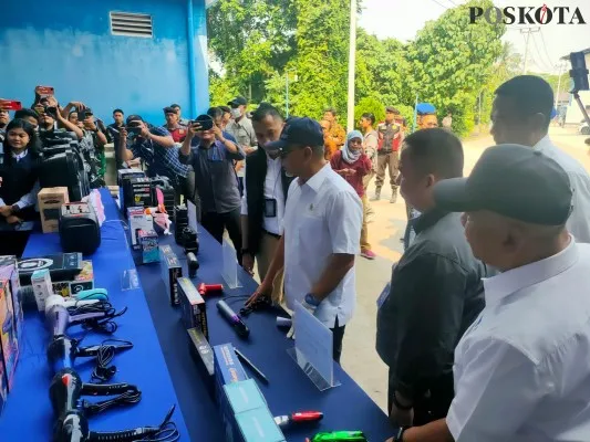 Mendag Zulkifli Hasan meninjau barang elektronik impor bermasalah di PT GMI. (Rahmat Haryono)