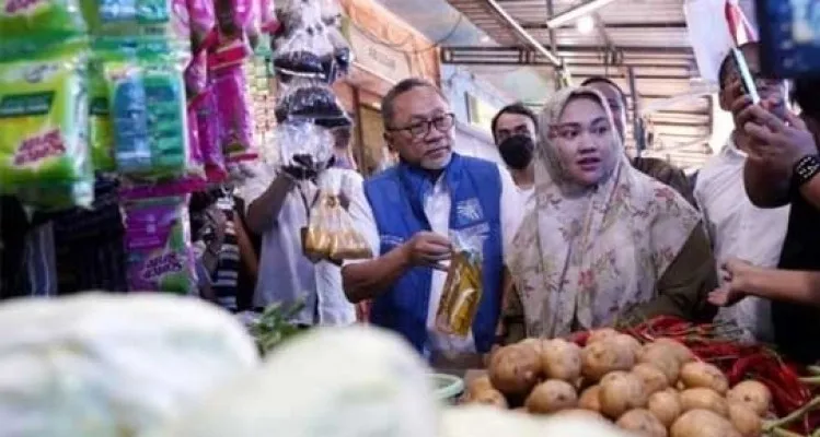 Mendag meninjau pasar tradisional di Makassar pastikan bapok terkendali. (Ist)