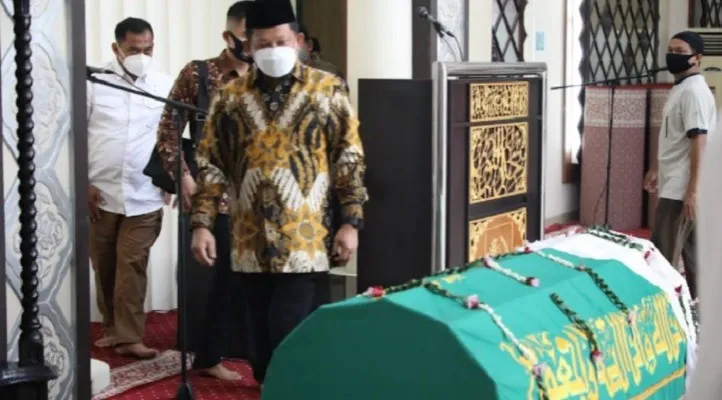 Mendagri Muhammad  Tito Karnavian saat akan melaksanakan  salat jenazah Muhammad Hudori. (foto: dok Kemendagri)