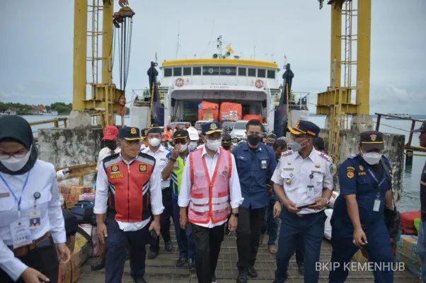 Menteri Perhubungan, Budi Karya Sumardi saat meninjau arus mudik lebaran di pelabuhan bakahueni. (Ist)