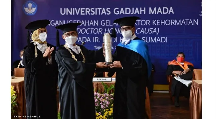 Menhub Budi Karya Sumadi saat  menerima penganugerahan gelar Doktor Kehormatan (Honoris Causa). (ist)