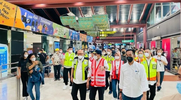 Menhub Budi Karya Sumadi saat meninjau peningkatan pemudik di Terminal 2 Bandara Soetta. (Ist)