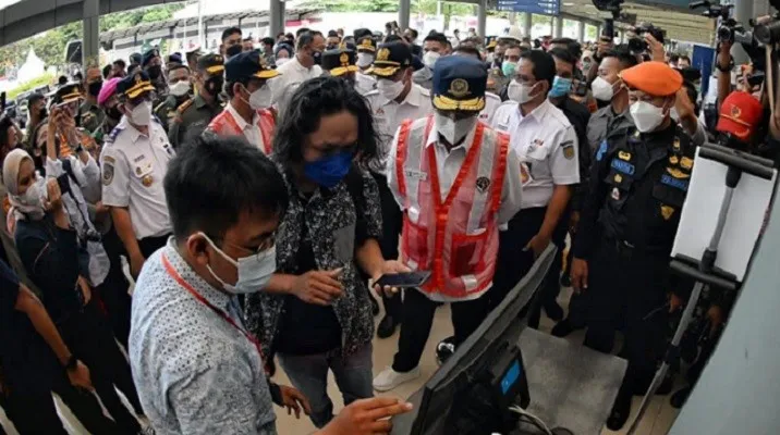 Menhub Budi Karya meninjau suasana Stasiun Pasar Senen yang semakin melonjak calon penumpang KA-nya. (foto: rika)