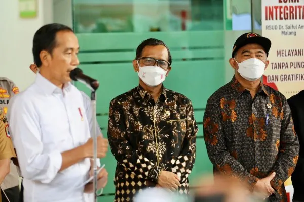 Menko Polhukam, Mahfud MD saat mendampingi Presiden Jokowi mengunjungi para pasien yang masih dirawat di berbagai rumah sakit di Malang. (ist)