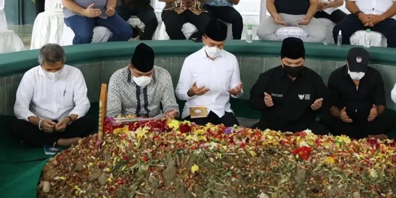 Menteri BUMN Erik Thohir dan Menteri Perdagangan M.Lutfi saat ziarah di makam almarhum H.Anif Shah, didampingi Wagub Sumut Musa Rajeksh. (ist)