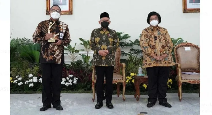 Wapres KH. Ma'ruf Amin (tengah) bersama Menteri LHK, Siti Nurbaya dan seorang yang mewakii penerima Proper 2021 di Istana Wapres, Jakarta