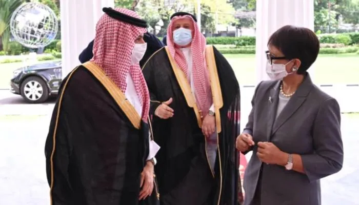 Menteri Luar Negeri Arab Saudi Pangeran Faisal bin Farhan dengan Menteri Luar Negeri Retno Marsudi.