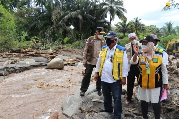 Menteri PUPR Basuki Hadimuljono meninjau penanganan darurat lokasi terdampak gempa di Pasaman dan Pasaman Barat. (dok. PUPR)