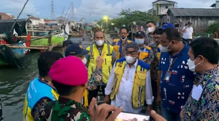 Menteri PUPR Basuki Hadimuljono saat mengunjungi wilayah terdampak banjir rob di Semarang (foto/ist)