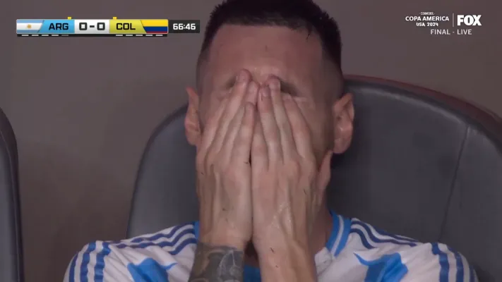 Messi terlihat menangis di bench pemain saat laga final Copa Amerika 2024 (Fox)