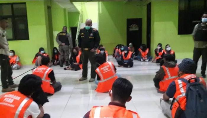 Petugas gabungan menjaring pasangan mesum di tempat penginapan di wilayah BSD, Kecamatan Serpong.  (ist)