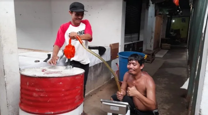 Hingga kini para pedagang Pasar Lama, Kota Serang, masih kesulitan minyak goreng, meski sering terdengar ada operasi pasar. (foto: luthfi) 