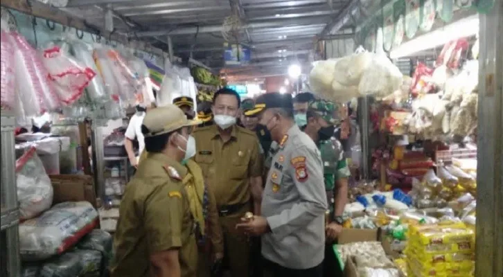 Jajaran Pemkot Bekasi bersama Polres Metro Bekasi Kota dan TNI saat tinjau harga minyak goreng di pasar Bantargebang. (Ist).