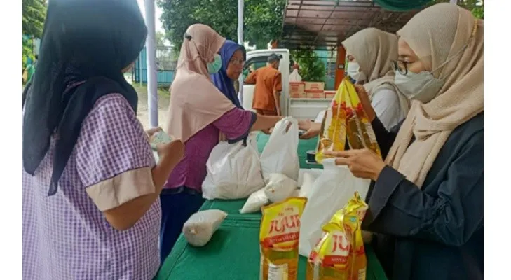 Emak-emak saat membeli minyak goreng dan gula yang disediakan Kantor Disperdagin Kota Cilegon dan Bulog Serang. (ist)