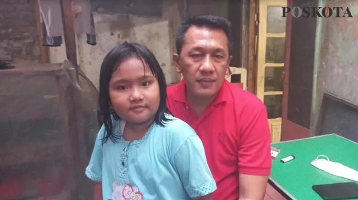 Mirsal Susanto (40), bersama anak keduanya Mutiara Salsabila (7). (Foto: Pandi)