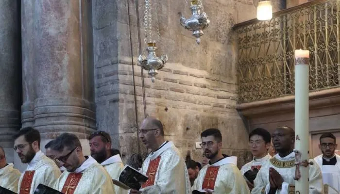 Misa Minggu Paskah di Gereja Makam Kudus Yerusalem pada 9 April 2023.