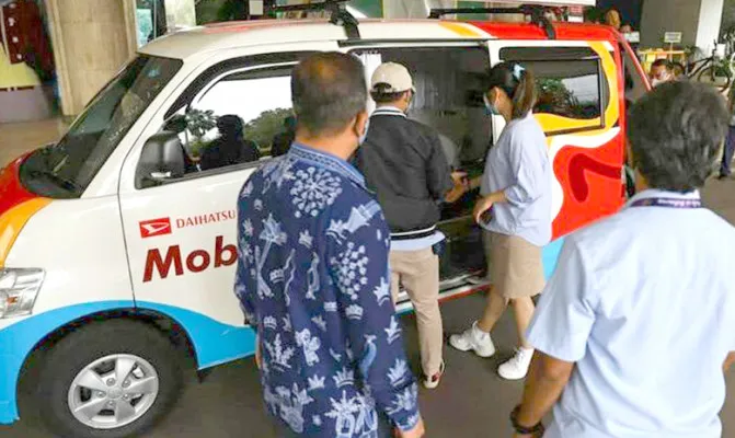 Walikota Jakarta Utara, Ali Maulana Hakim saat meninjau mobile clinic sebagai mobil layanan vaksin yang berkeliling ke sejumlah lokasi di permukiman padat penduduk. (Foto/PemkotJakut)