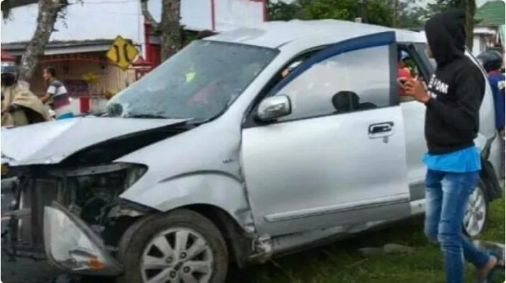 Kondisi minibus yang jadi korban di perlintasan KA tanpa palang pintu. (Foto/Dok: Edi)