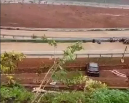 Penampakan mobil  setelah menabrak tembok pembatasan jalan tol Limo. (Ist)