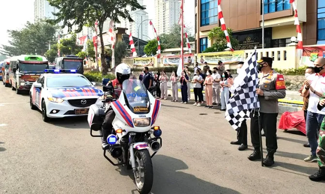 Kapolres Metro Jakarta Pusat Kombes Pol Hengki Haryadi melepas 11 mobil vaksin presisi di depan Polres Metro Jakarta Pusat. (Foto/cr-05)