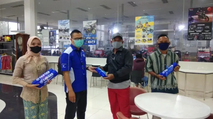 Momen Spesial Hari Pelanggan Nasional, Konsumen Bersama Main Dealer CV. Sumber Jadi. (foto: yamaha)