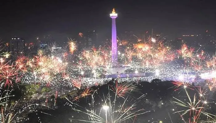 Kawasan Monas Jakarta Pusat pada malam tahun baru 2018.