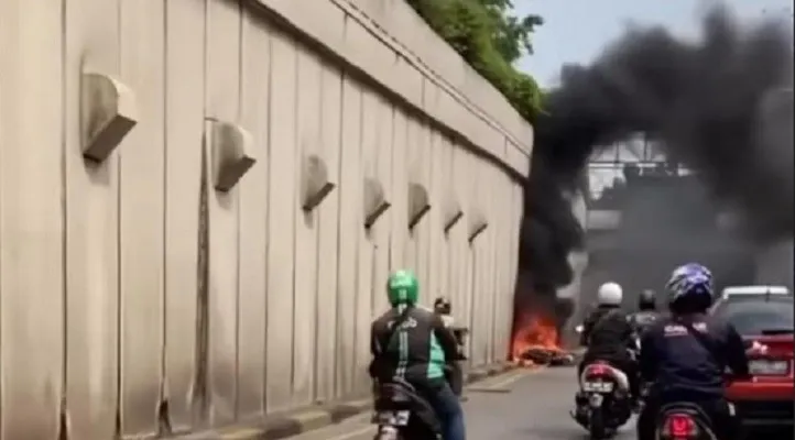 Motor terbakar di kolong fly over under pas Jalan Iskandar Muda (Depan Mall Gandaria City),  Jakarta Selatan. (Ist)